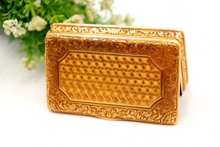 Caixa de rapé em ouro com relevos cinzelados e tampa basculante com frisos